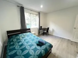 Spacious Queen Room - Train Station - NG5