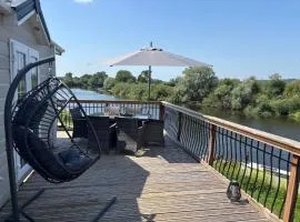 Riverside Lodge, with Hot tub on The River Severn