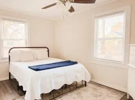 Golden Hollow Cottage Near Spanish Moss Trail and Downtown