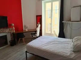 au centre de Nice proche de la mer superbe chambre climatisée au calme coté COUR direct tram durandy aéroport