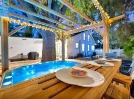 Pet Friendly Downtown Home - Free Bikes & BBQ