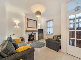 Central Filey Family Cottage for Groups with Super King Bedroom and Bunk Room, hotel a Filey