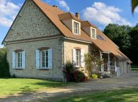 Maison de famille composée de 4 chambres en lisière de bois avec tennis