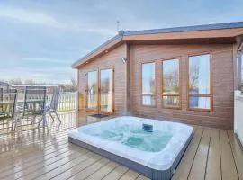Hedgerow Lodge with Hot Tub