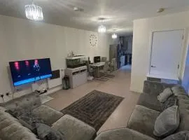 Luxury Apartment Balcony View Tube 2 min Walk