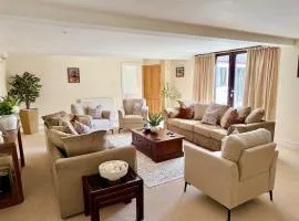 5 Bed, LARGE Luxury Barn, Sleeps 8 Dogs Welcome WITH CYMRU HOLIDAYS