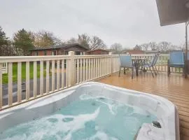 Rowan Lodge with Hot Tub