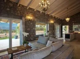 House Sleeps 6 with Private Pool