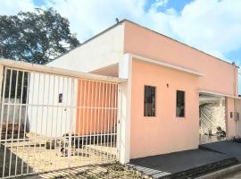 Casa goiabal com garagem, tranquilidade, natureza e conforto、マカパのホテル