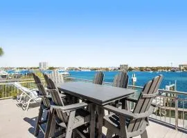 Bayfront multi-level townhome with balcony boat dock AC & fast WiFi