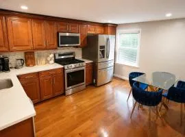 Modern 2 Bed 2 Bath Walk to Beach and Train 15 min Airport 25 min to Salem