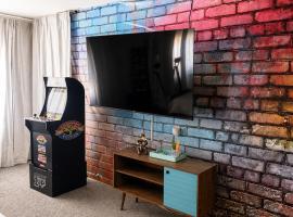 90s Condo| King Bed | 65” Smart TV | Arcade Game โรงแรมในElmwood Park