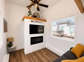 Romantic Tiny home with private deck