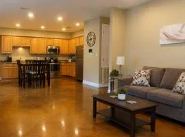 Ground Floor, 3BR Sleeps 8, Near Ingalls and Chevron -F-