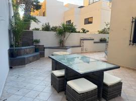 Entire 3 Bedroom Home with Terrace in St Julians - Near Spinola Bay, hotel en Tal-Għoqod