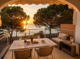 BeachfrontGrado Seaview Apartment & Parking Costa Azzurra, hotelli kohteessa Grado