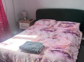 Cozy and Charming Double room with Workspace