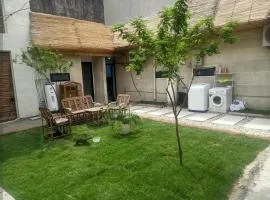 أسكن الكوخ في شارع الاميرات