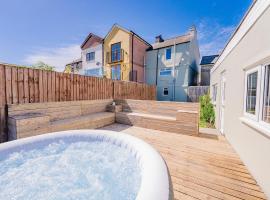 Stylish Cottage with Hot Tub & Countryside Views, hótel í Caerphilly