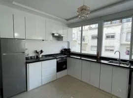 Bright 2BR Getaway, 10 min to Center, Wifi, Lift
