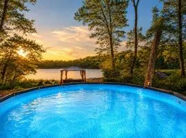 Spacious Waterfront Mansion wHot tubPoolTable