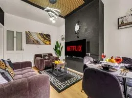 Beautiful 4 Bed Home with Ensuite, Parking & Fast WiFi