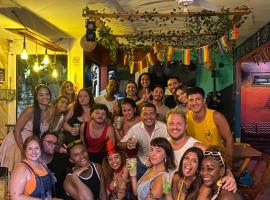 Chamos Hostel Cultural – hotel w mieście Arraial do Cabo