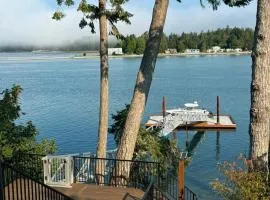 Relaxing Waterfront Haven