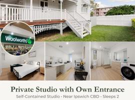 North Ipswich 1BR Pine Studio, hotell i Ipswich