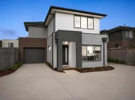 Holiday on Dromana by Ready Set Stay - 150m from the beach