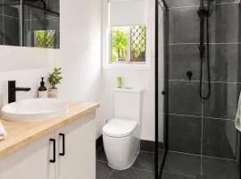 Private 1BR with Full Kitchen & Parking