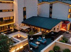 Qinghe Courtyard Jiuzhaigou QINGHE Hot Spring Luxury Private Hot Spring Villa