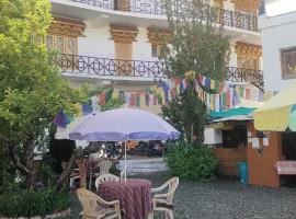Mentokling Guest House and Garden Restaurant, hotel di Leh