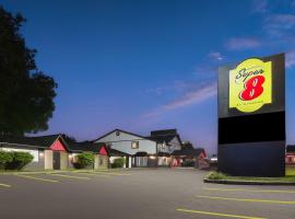 Super 8 by Wyndham Gananoque - Country Squire Resort, готель у місті Ґананокве