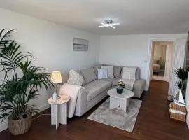 Luxury Seafront Apartment - Private Onsite Parking