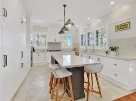 Spacious Bright & Luxurious 5BR Family Retreat