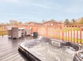 Little Gem Lodge with Hot Tub