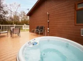 Deneb Lodge with Hot Tub
