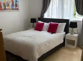 2 Bed Apartment Sleeps 4 - Free Parking - Balcony