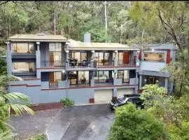 Stylish Saratoga Holiday House with Garden & BBQ