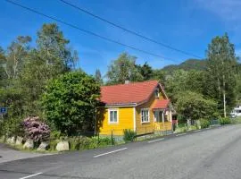 Sjarmerende hus med bade og fiskemuligheter
