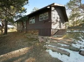 Charming Pet Friendly Cabin with Barbecue and Hot-tub in Estes Park, Colorado