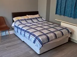 Studio Sleeps 2 with Parking and WiFi