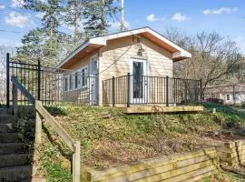 Charming Lakefront Cabin Amazing to Reconnect with Nature in Kalamazoo, Michigan
