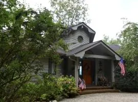 Amazing Cottage with Fire Pit and Hot-tub in Lake Santeetlah, North Carolina