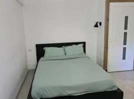Studio indépendant avec accès piscine et extérieur