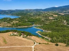 SCAPPO IN UMBRIA, casale al lago