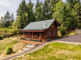 Rustic Private Cabin with Fireplace Perfect for Hiking and Fishing in Stevenson, Washington