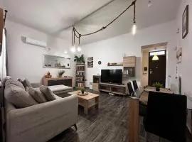 Iliana 6 min walk to Metro