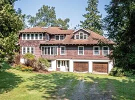 Beautiful Secluded Cottage with Fireplace and Amazing Views in Charlotte, Vermont